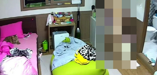 최근 성인사이트 등을 통해 퍼지고 있는 IP카메라 해킹 피해자가 녹화된 한 영상. 중국산 IP 카메라 해킹 피해 사례가 급증하고 있지만 피해자가 관련 증거를 입증하기 어려워 경찰 수사가 힘든 상황이다.